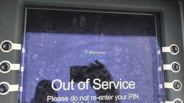 英国男子银行取款尴尬一幕：ATM机的Win7系统挂了